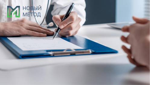 Врач консультирует пациента